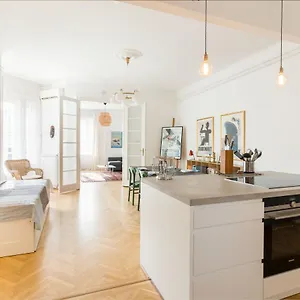 Apartment Klauzal W/3 Bedrooms, French Balcony, Budapest