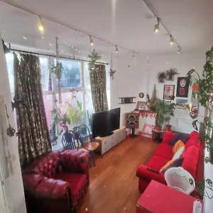 https://bright-roomy-colourful-flat-in-brighton.brighton-hotels-england.com